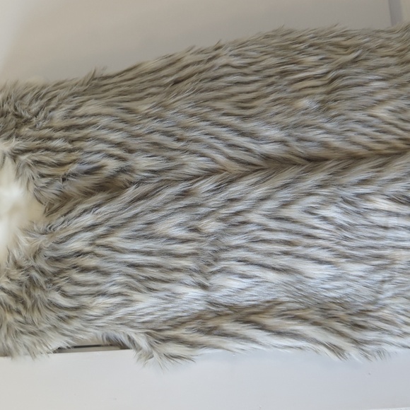 BNWOT Cynthia Rowley Faux Fur Vest - Picture 2 of 10